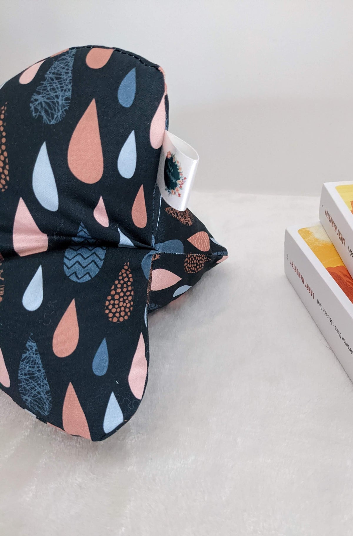 coussin-de-lecture-motif-gouttes-pluie-bleu-nuit
