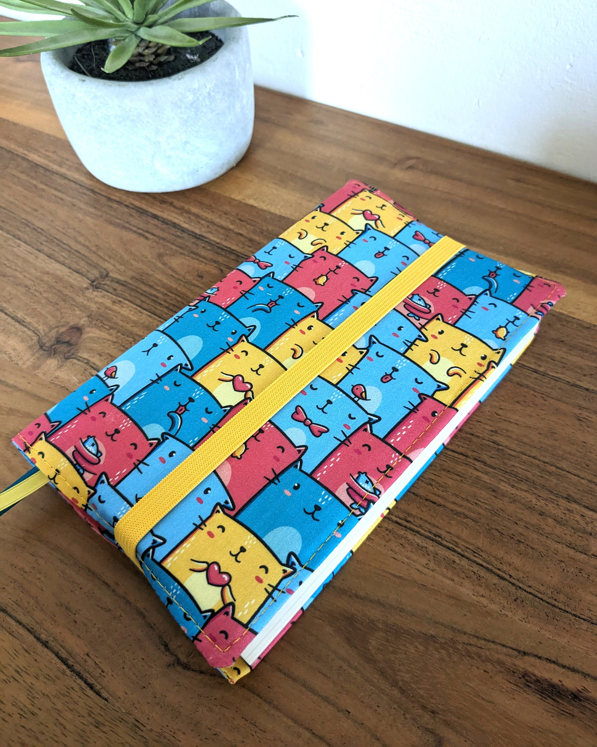 couvre livre tissu motif chat jaune, bleu, rouge