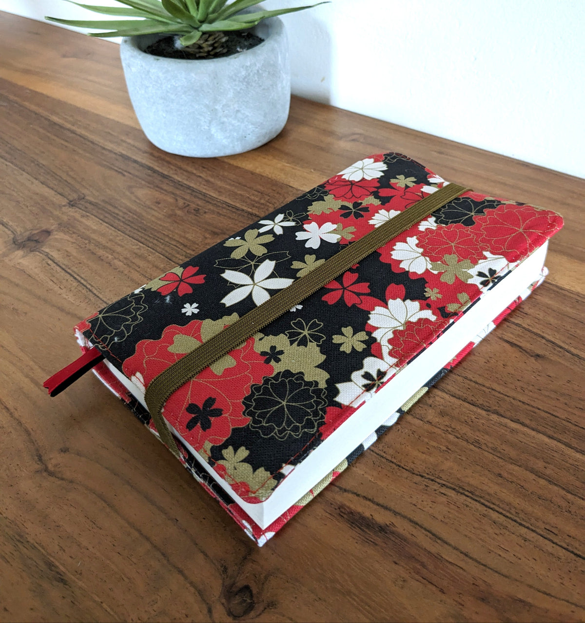 Protège livre en tissu ajustable format poche à grand format - Motifs Fleurs japon rouges noires Reiki