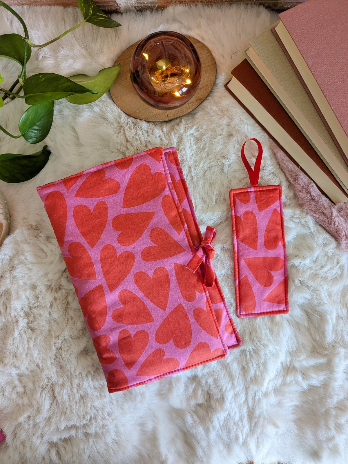 pochette livre en tissu coeurs
