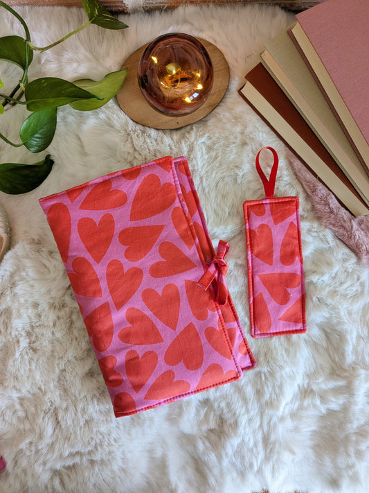 pochette livre en tissu coeurs