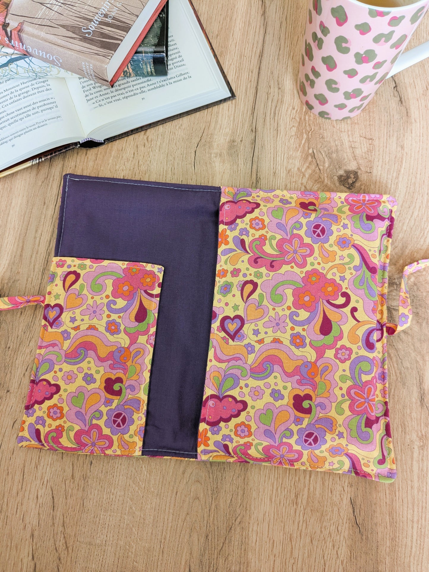 Pochette livre en tissu molletonnée avec rabat fermeture noeud - Motifs styles seventies Peace and love