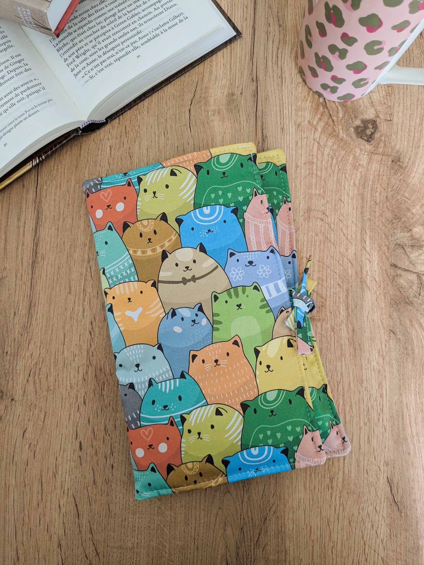 Pochette livre en tissu molletonnée avec rabat fermeture noeud - Motifs chats verts, jaunes, bleus GUSTAVE