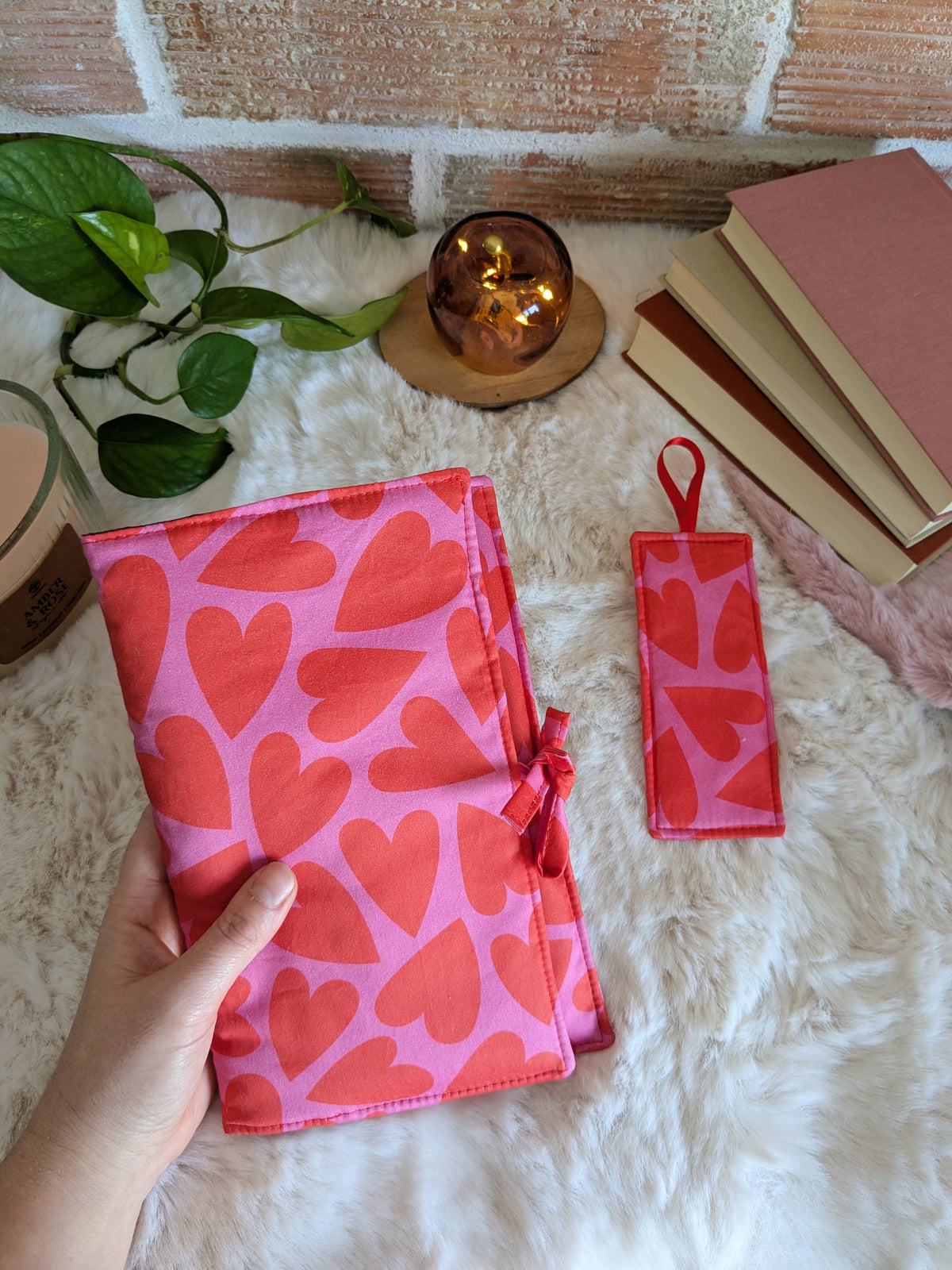 Pochette livre ou liseuse en tissu molletonnée avec rabat fermeture noeud - Motifs coeurs rouges fond rose, violet LOVE
