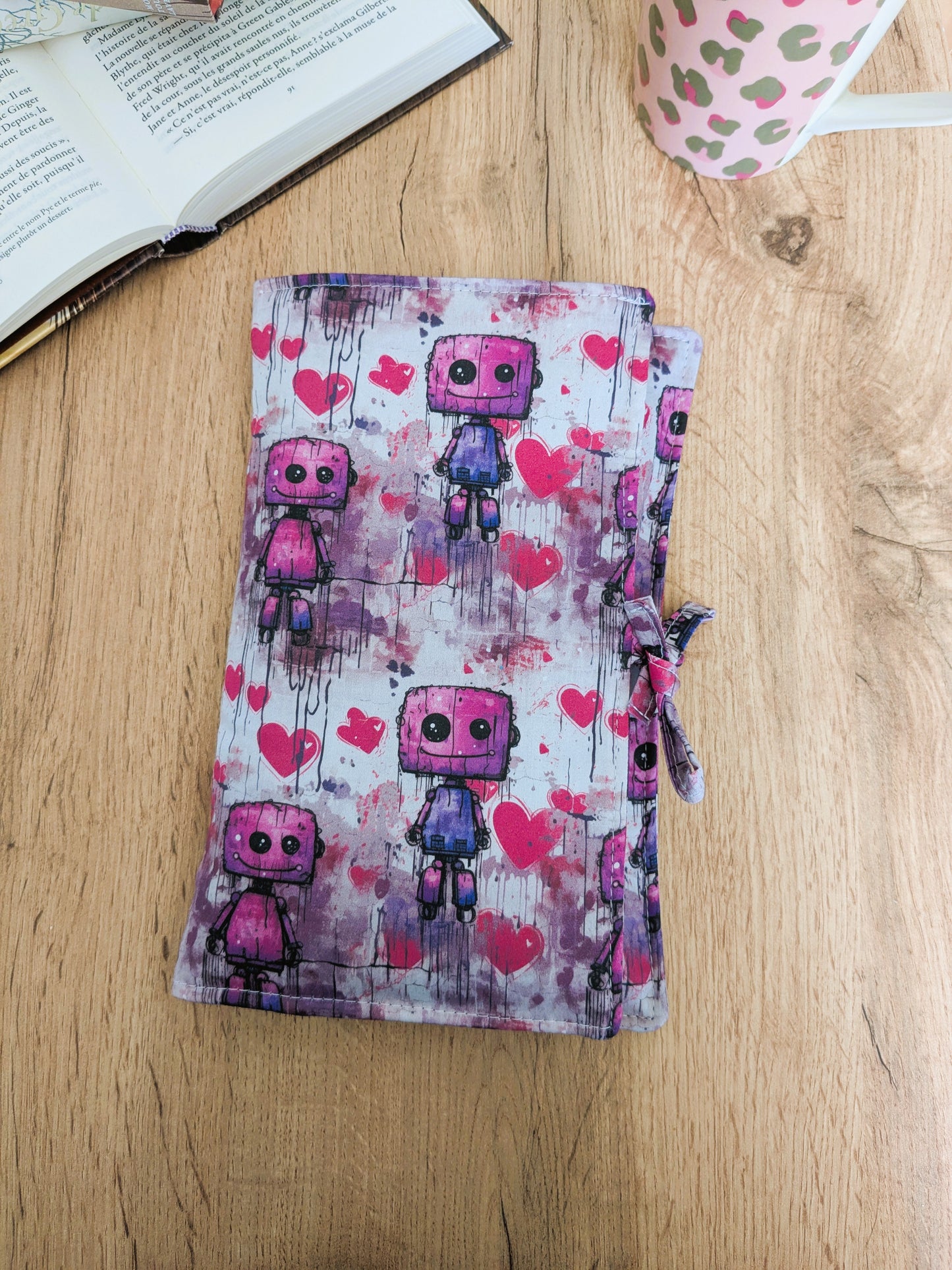 Pochette livre en tissu molletonnée avec rabat fermeture noeud - Motifs Petits robots roses, violets, coeurs PIXIES