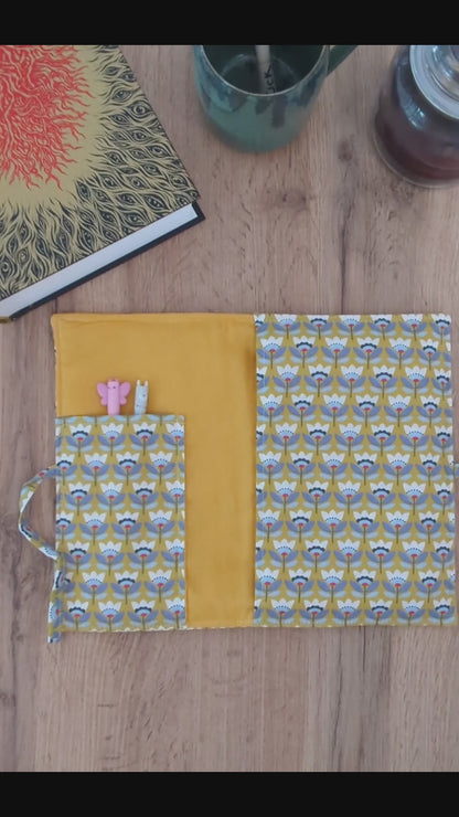 Pochette livre en tissu molletonnée avec rabat fermeture noeud - Motifs fleurs vintage vert jaune.