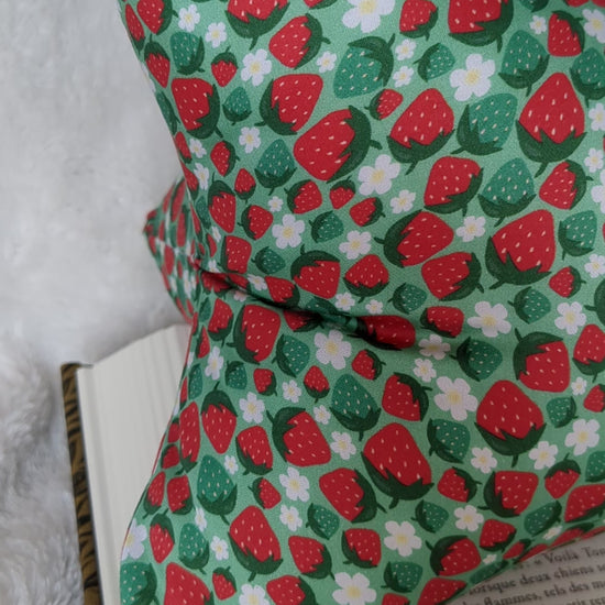 Coussin de lecture artisanal motifs fraises