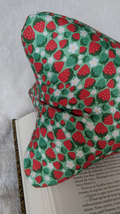 Coussin de lecture artisanal motifs fraises