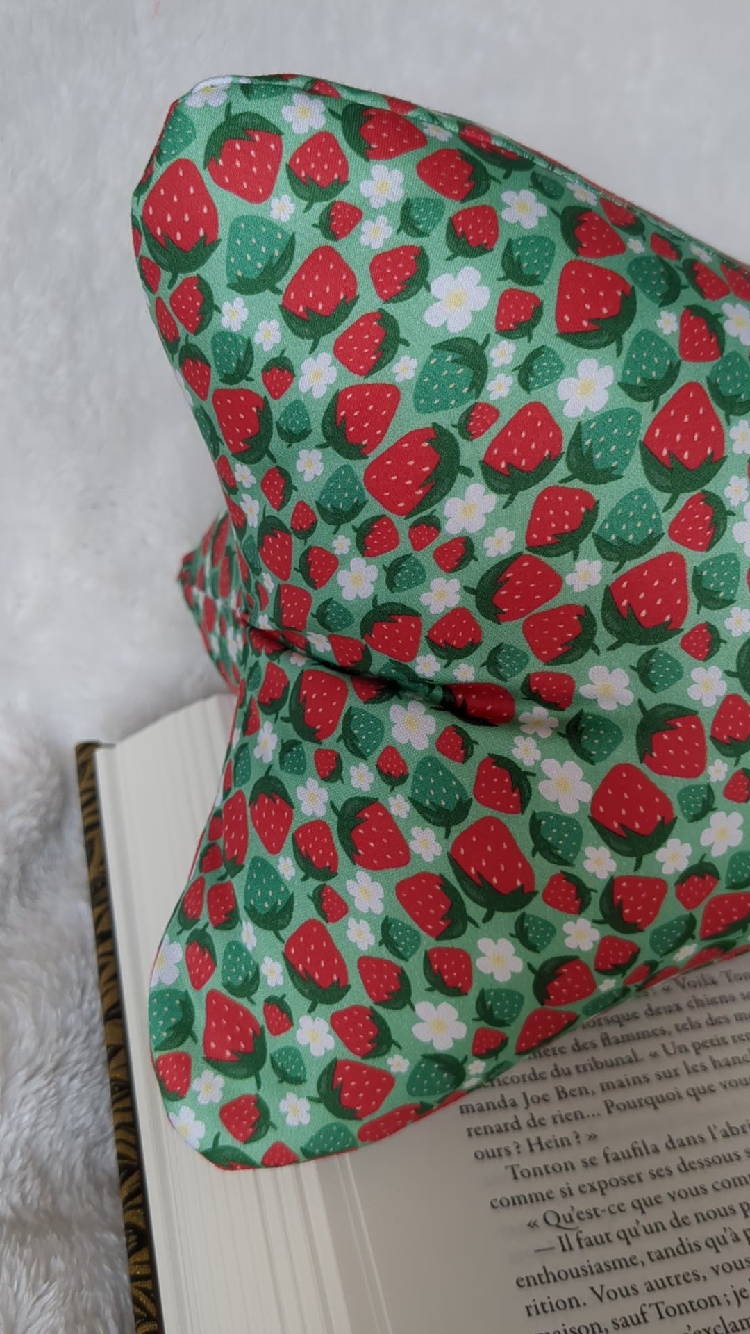 Coussin de lecture artisanal motifs fraises