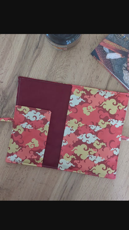 Pochette livre en tissu molletonnée avec rabat fermeture noeud - Motifs nuages japonais orange, rouge, jaune KUMO