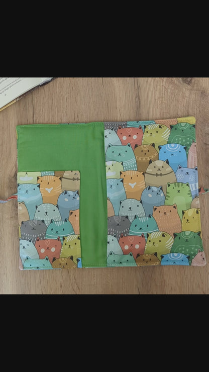 Pochette livre en tissu molletonnée avec rabat fermeture noeud - Motifs chats verts, jaunes, bleus GUSTAVE