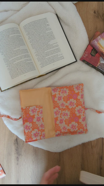 Pochette livre ou liseuse en tissu molletonnée avec rabat fermeture noeud - Motifs fleurs sur fond orange Summer