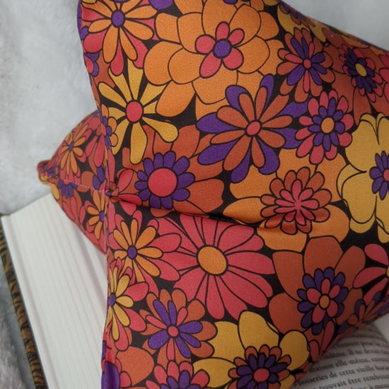 Coussin de lecture flower power orange violet