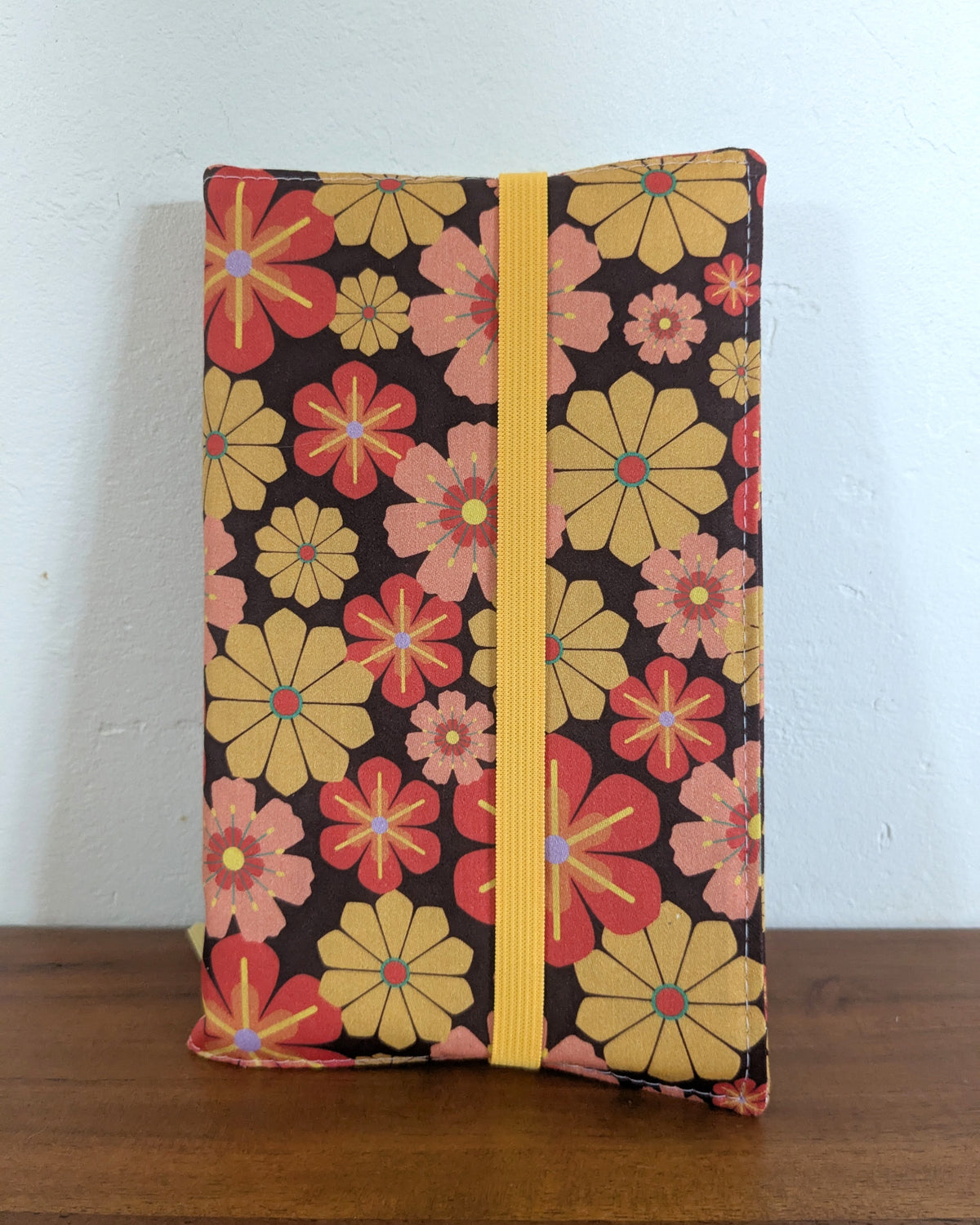protege-livre-ajustable-fermeture-elastique-motif-vintage