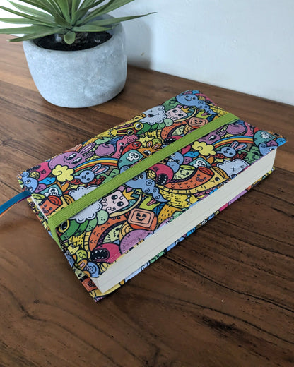 Protège livre en tissu ajustable format poche à grand format - Motif doodle cartoon, multicolore ZAZOU