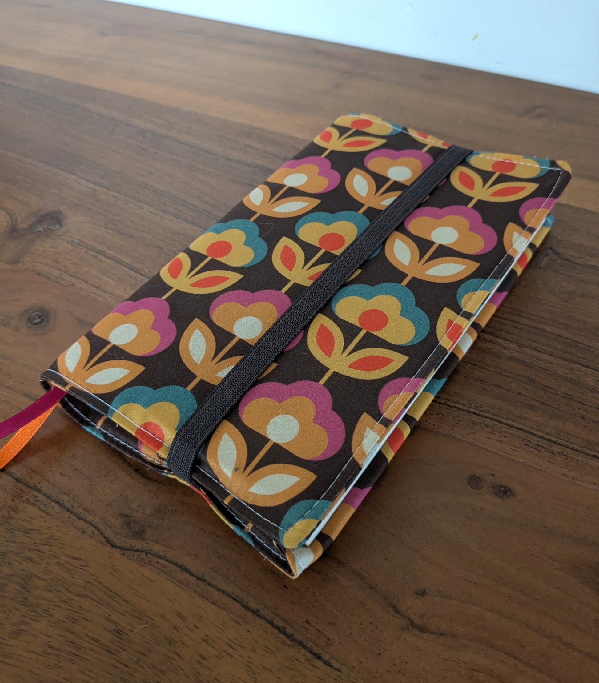 couvre livre en tissu fleurs graphique retro