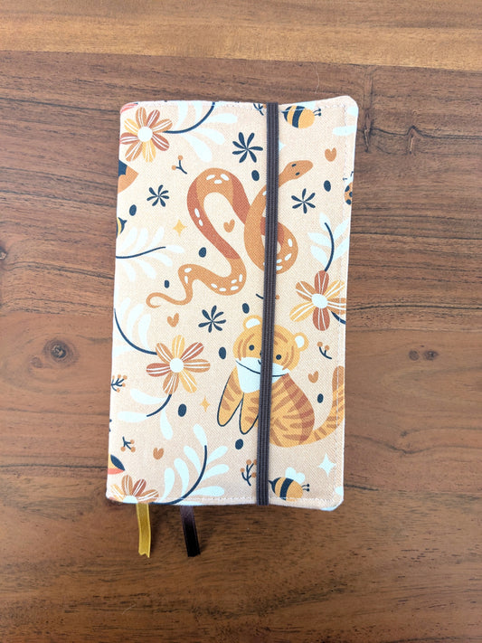 Couvre livre en tissu avec marque page intégré