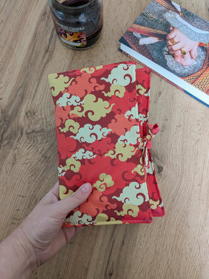 Pochette livre en tissu molletonnée avec rabat fermeture noeud - Motifs nuages japonais orange, rouge, jaune KUMO